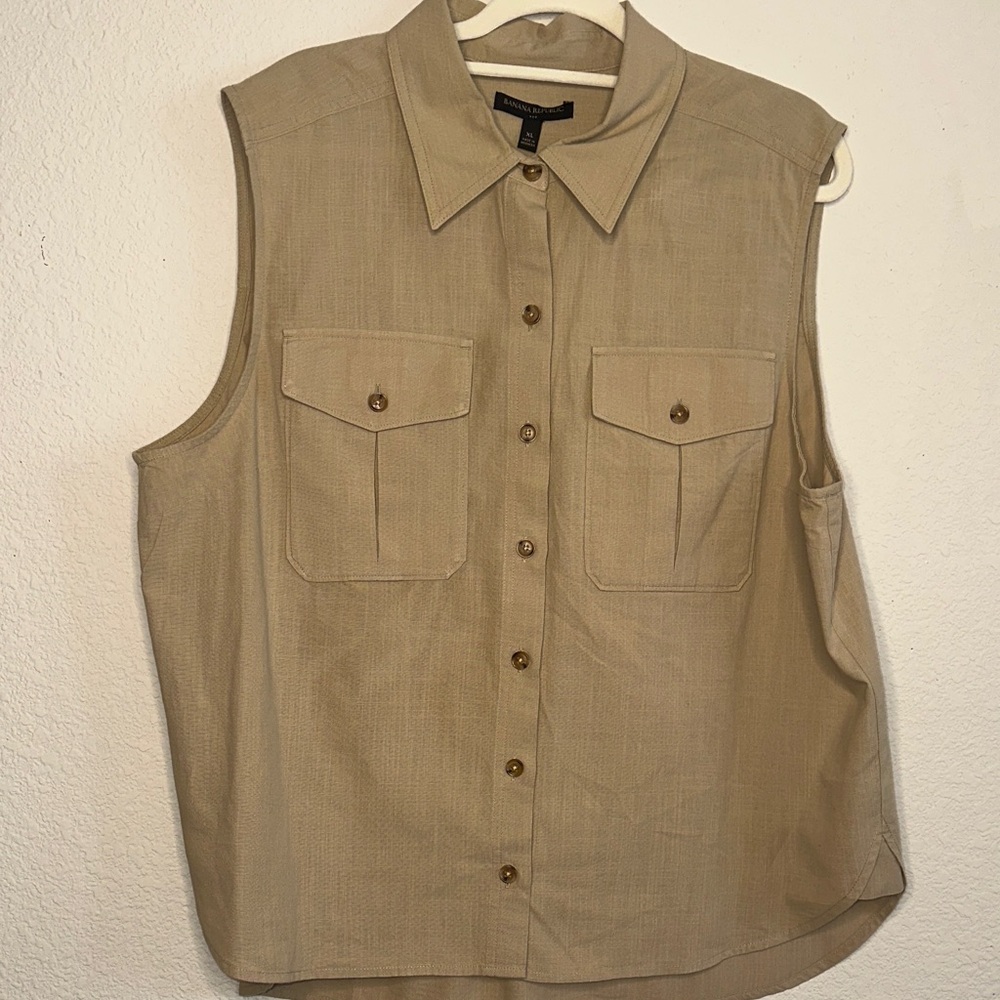 Banana Republic Beige Sleeveless‎ Button-Down Shirt